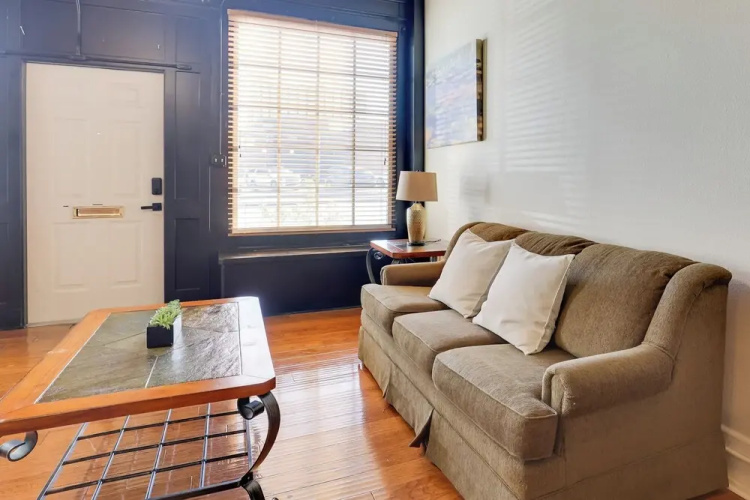 Steps to Restaurants & Shops! Dtwn Marshall Apt