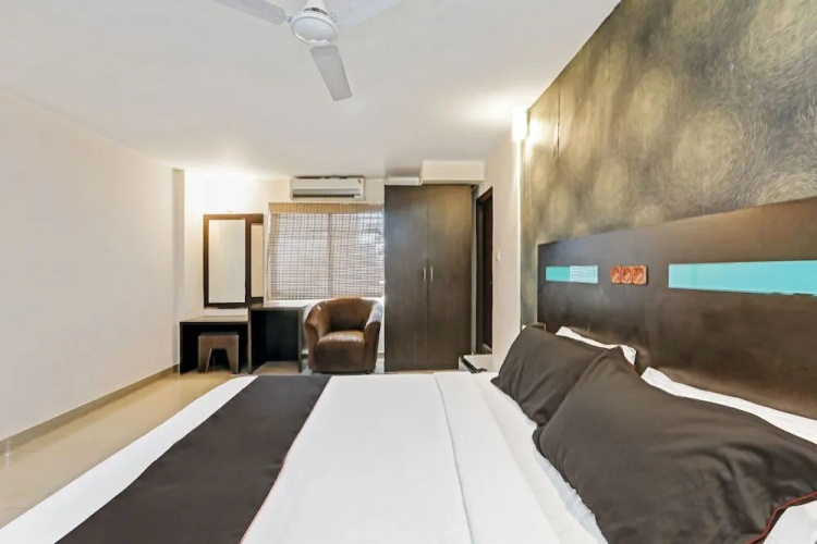 Collection O 50126 Hotel Sk Elegance