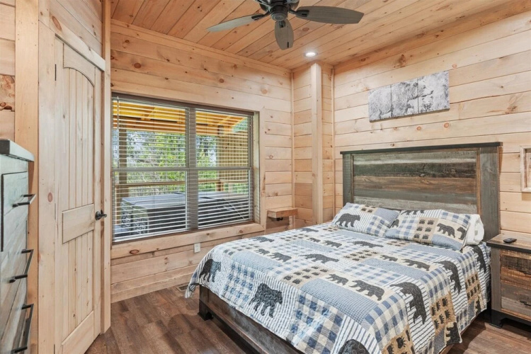 Bear View Retreat 2 Bedroom Cabin by RedAwning