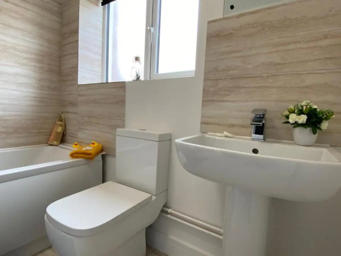 Spacious Apt with 2 Parking through security gated access By Srk Accommodation