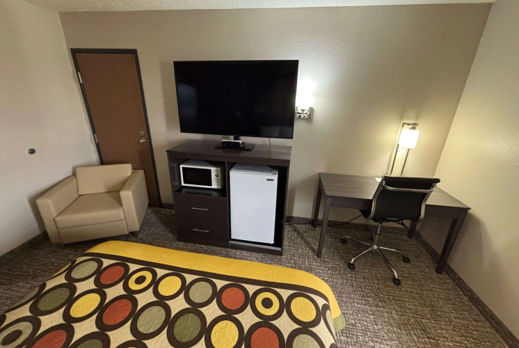 Super 8 by Wyndham Marshall