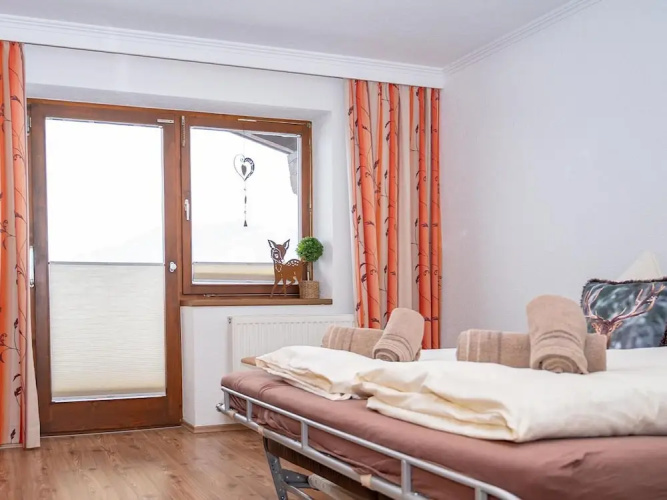 Holiday Flat with Pool Access