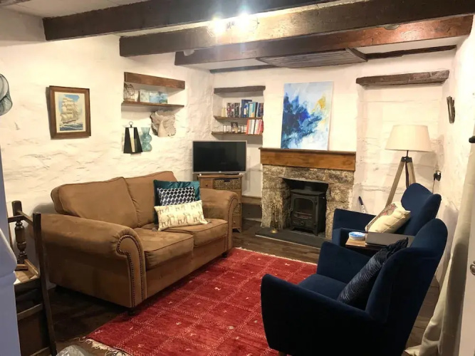Cottage - Sleeps 4 - Fireplace - Internet