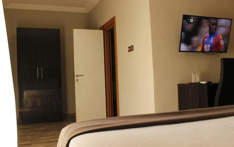 Ellyxville Hotels