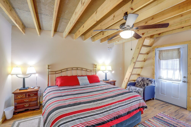 1 Mi to Tiec: Peaceful Mountain Cabin