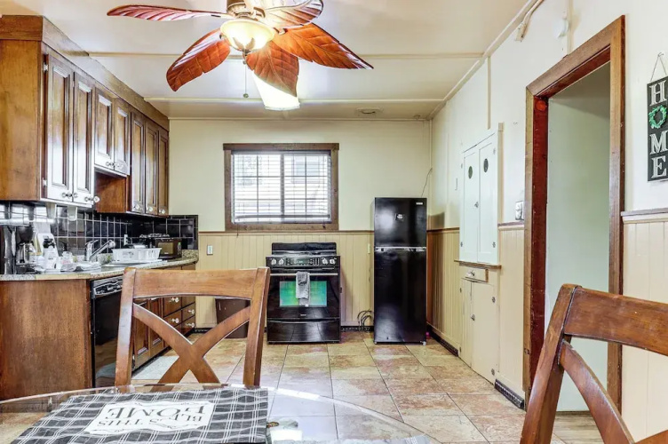 Watefront Getaway w/ Mtn Views & Dock in Clearlake
