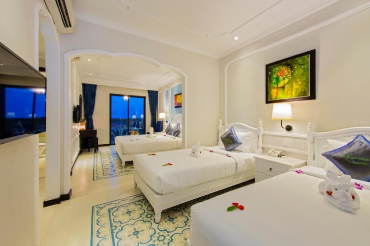 Standard Quadruple Family room with balcony and with city view