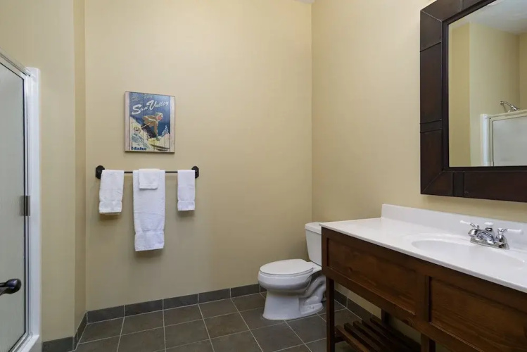 Soaring Eagle #406: 2 Bedrooms, 2 Full Baths: Slope Side, Hot Tubs. Underground Parking