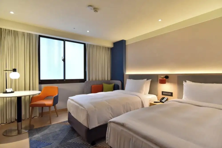 Standard Twin room with city view