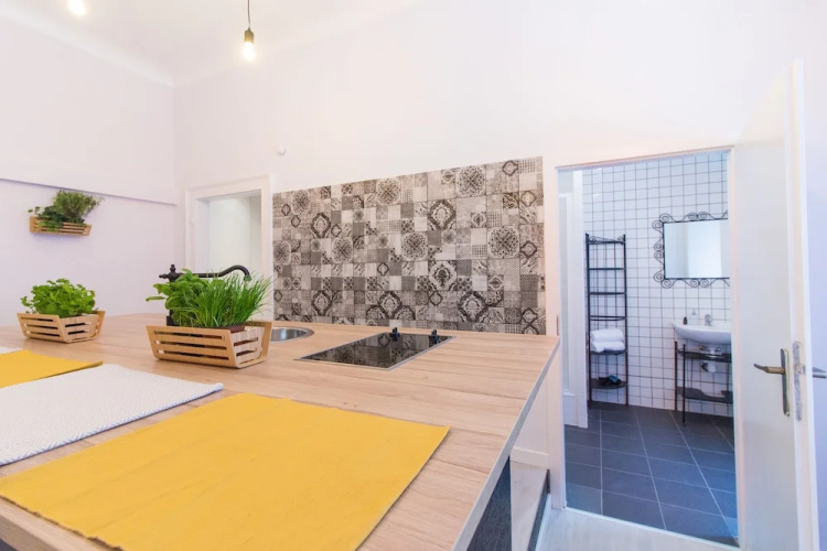 Ruzova Apartment By Easybnb