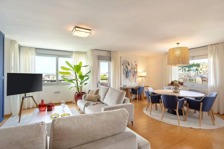 4 Bedrooms Apartment