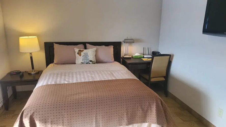 Shoreside Inn & Suites
