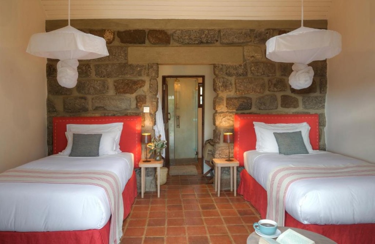 Standard Twin room with garden view
