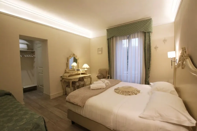 Classic Triple room with partial sea view