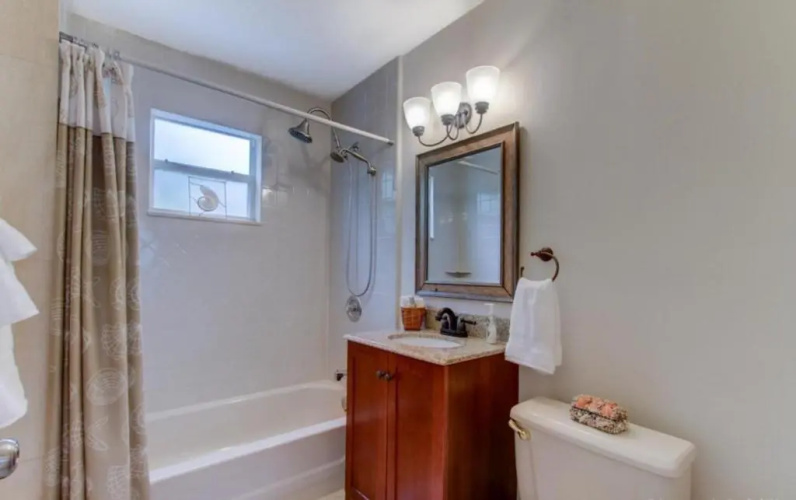 Nini's Cottage 4bd-3ba - Private Pool - Parking