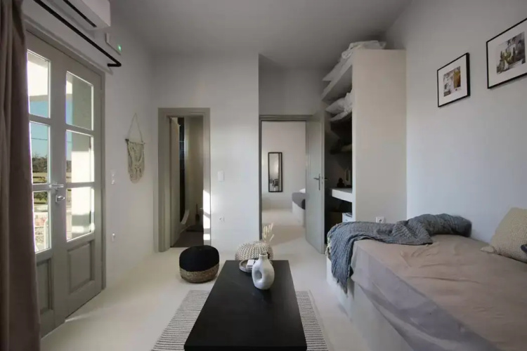 Airy suites santorini