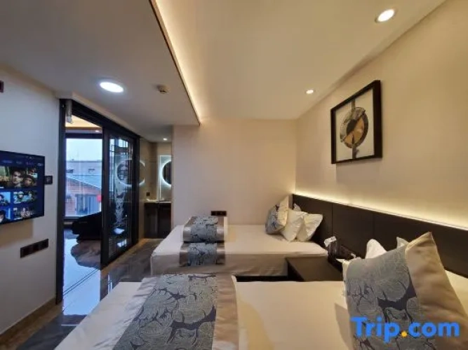 2 Bedrooms Luxury Suite with river view