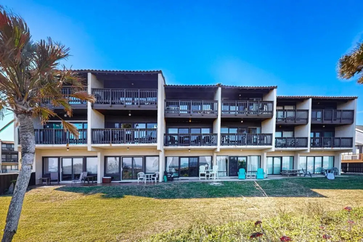 Oceanfront Condo With Resort Amenities, Beach Access And Pool - Crescent Beach, FL