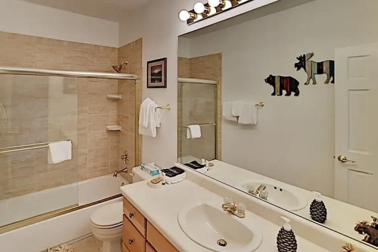 9150rgr9 2 Bedroom Condo