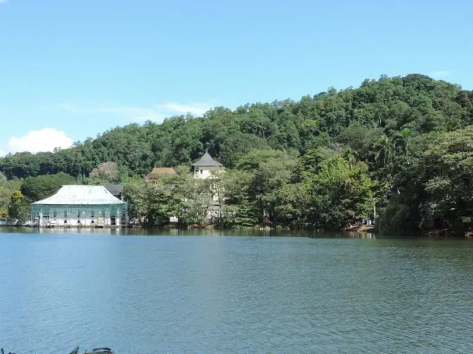 Lakeside Lodge