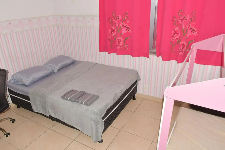 Quarto em residência tranquila e familiar