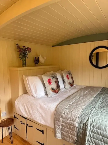 Shepherdshut-hot Tub-cotswolds-petfriendly