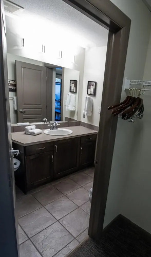 Pool Level 2 Bed, 1 Bath - Unit 371