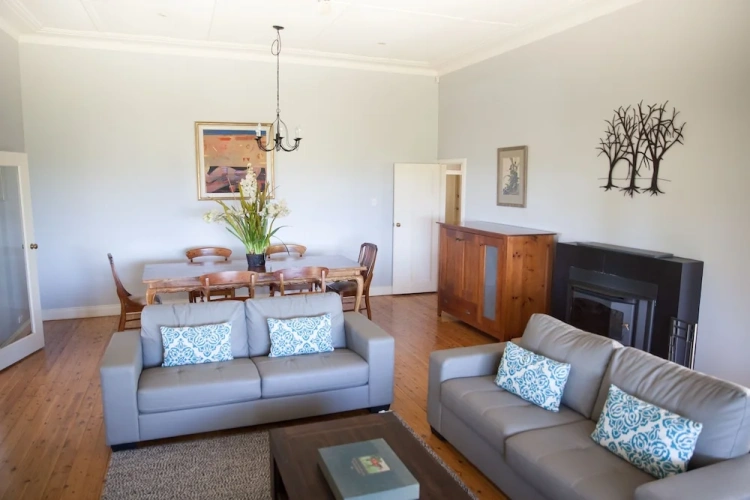 3 Bedrooms Cottage with balcony