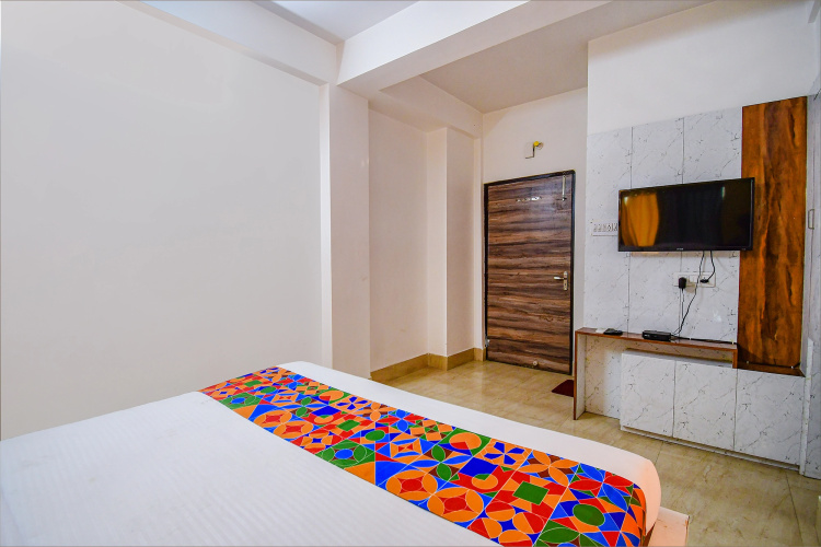 OYO Ruby Park Dream Palace Near Acropolis Mall