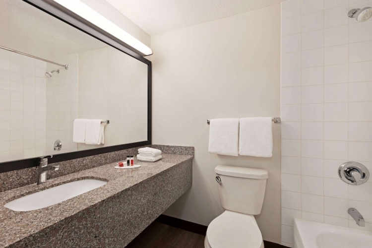 Super 8 by Wyndham Calgary Shawnessy Area photo 9