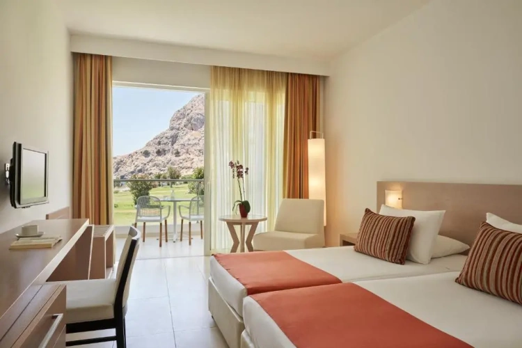 Standard Twin room with garden view