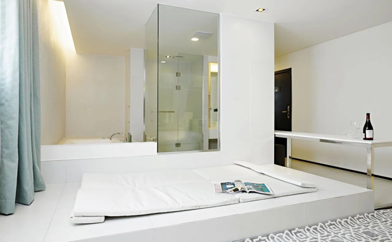 The Bathtel