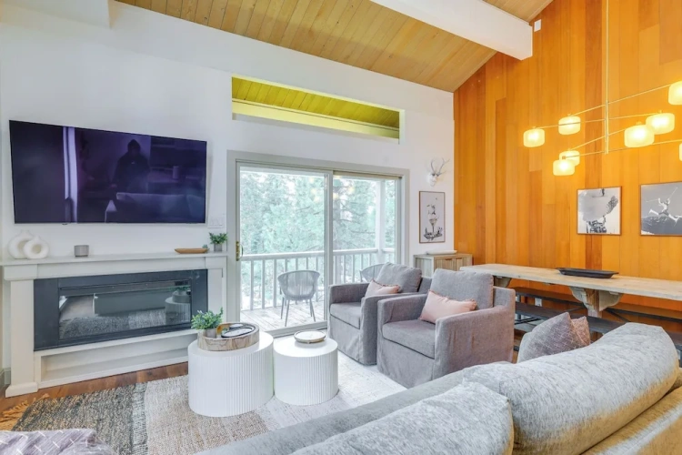 4 Bedrooms Apartment