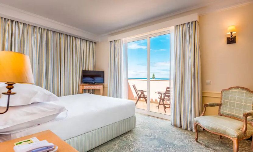 Deluxe room with balcony and with sea view