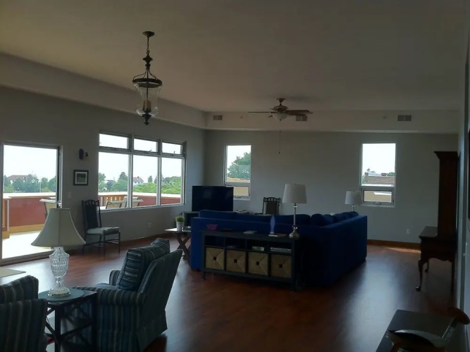 Downtown Condo With Lake & BAY Views