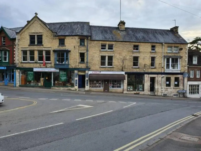Stylish Town Centre Apartments - Cotswolds