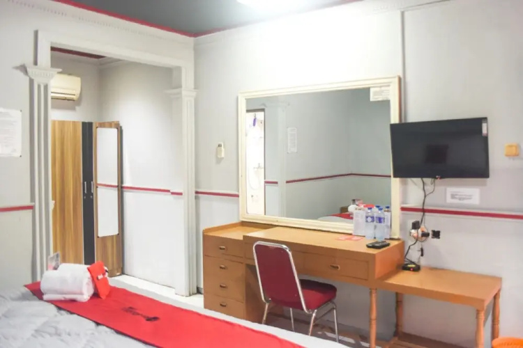 RedDoorz Plus near Senen 2