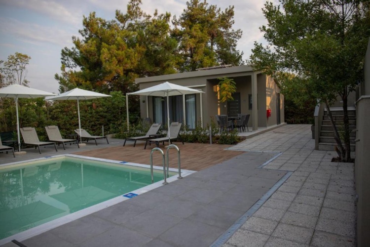 Apartment with pool view