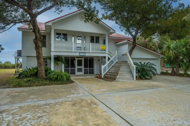 5 Bedrooms Cottage