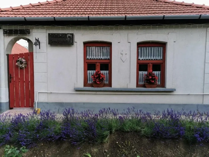 5 Bedrooms Cottage