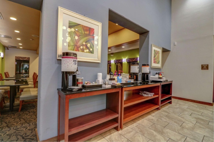 Hampton Inn Tropicana photo 41