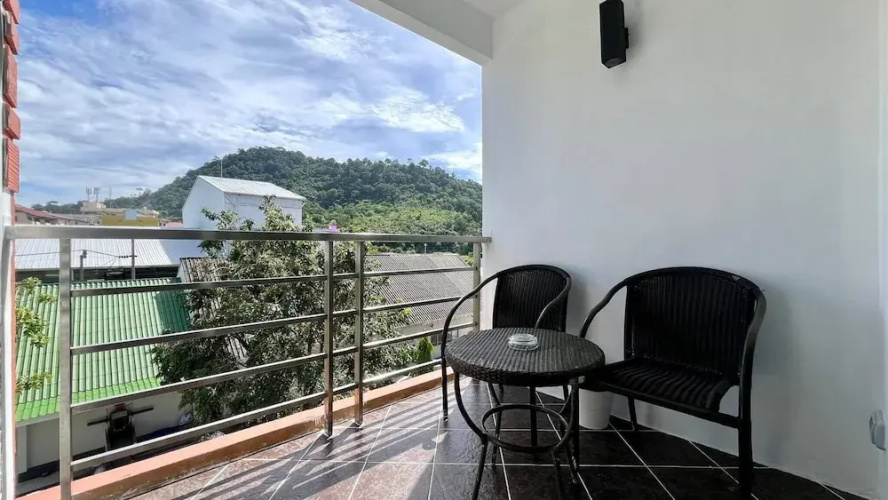 6-17 - 2 Bdr Condo With Balcony and Shared Pool