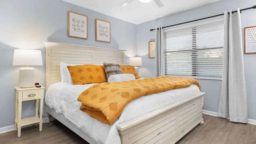 Spacious Family-friendly Retreat Beach Walkable