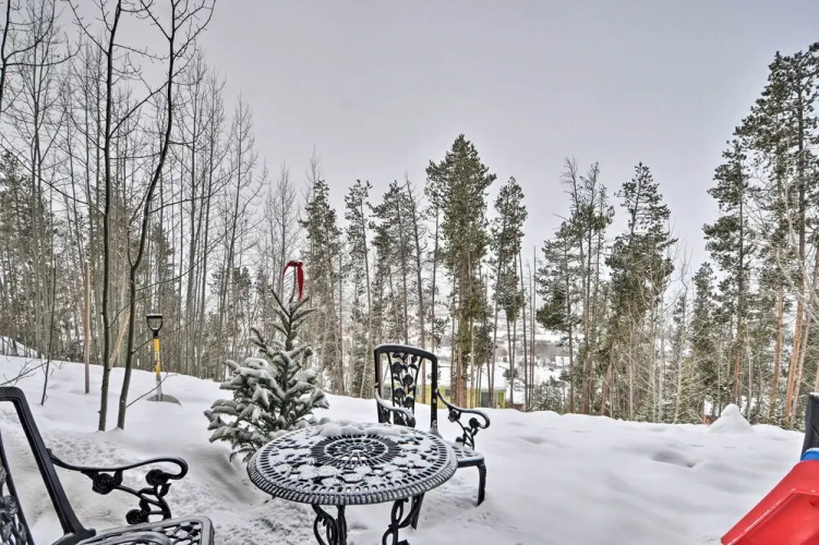 Cozy Mountain Getaway w/ Ski Shuttle Access!