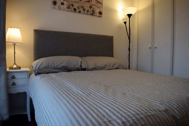 2 Bed Historical Christchurch With Parking