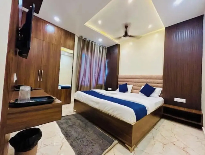 Hotel R K Palace