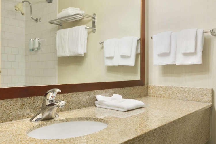 Ramada By Wyndham Belleville Harbourview Conference Centre photo 9