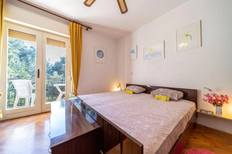 Fia 70s Beach Apartment