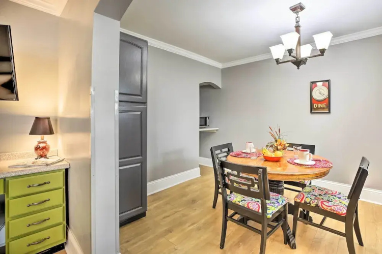 Modern Studio Apartment in Central Williamstown!