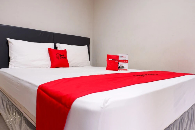 RedDoorz Plus near Mall Ciputra Semarang